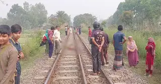 গানের তালে শোনা হলো না ট্রেনের সাইরেন; আক্কেলপুরে প্রাণ গেল কিশোরের